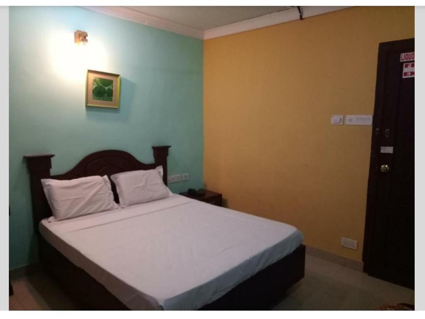 Hotel Priya Chengannur エクステリア 写真