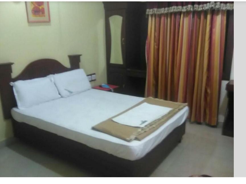 Hotel Priya Chengannur エクステリア 写真