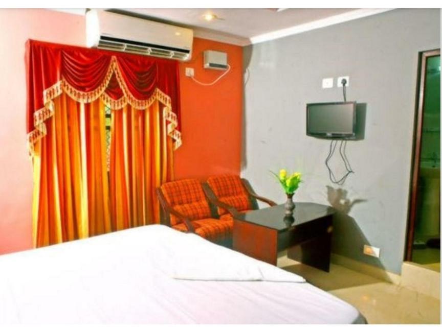 Hotel Priya Chengannur エクステリア 写真