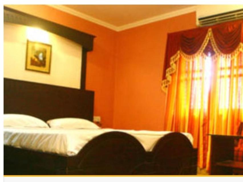 Hotel Priya Chengannur エクステリア 写真