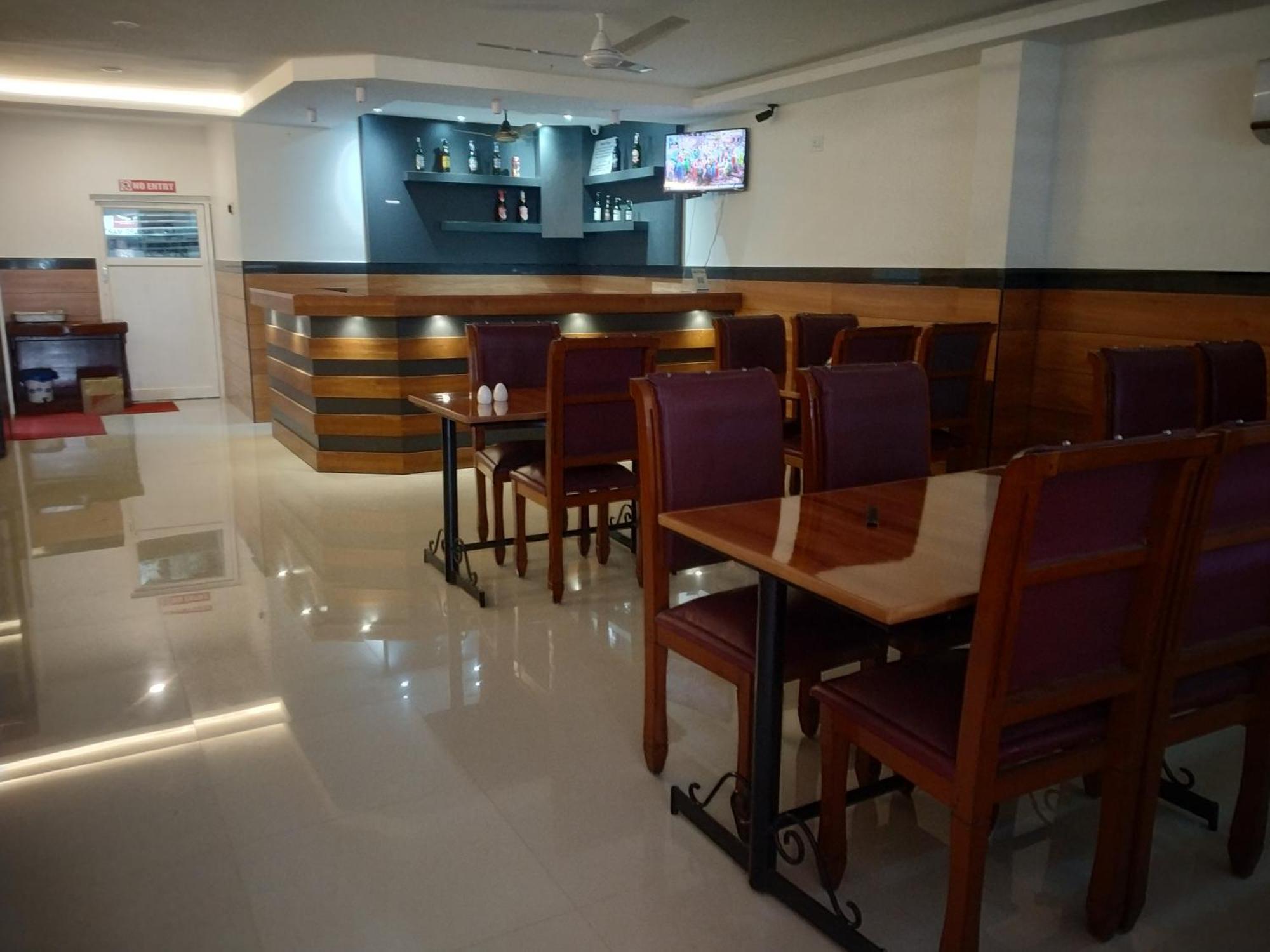 Hotel Priya Chengannur エクステリア 写真