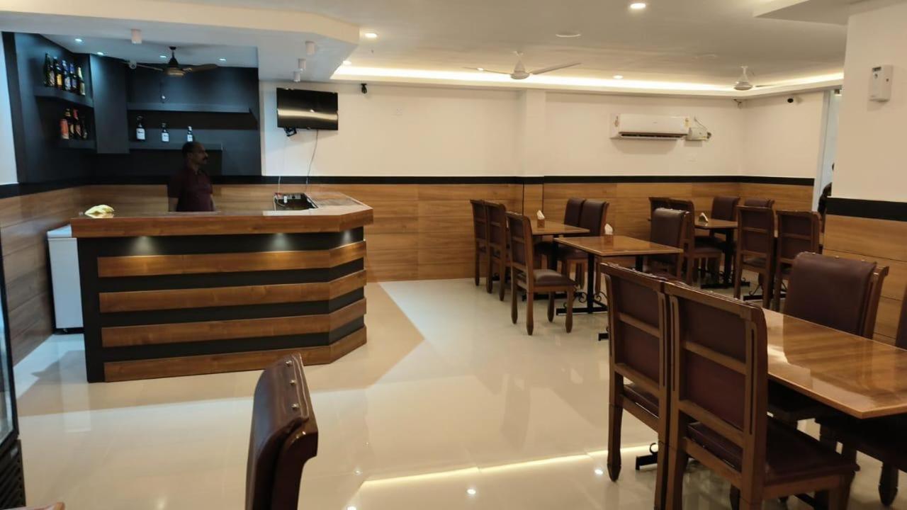 Hotel Priya Chengannur エクステリア 写真